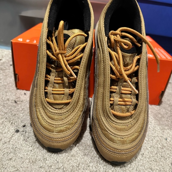 Nike - Picture 2 of 4